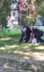 Tânăra s-a aplecat peste victimă și a pulverizat