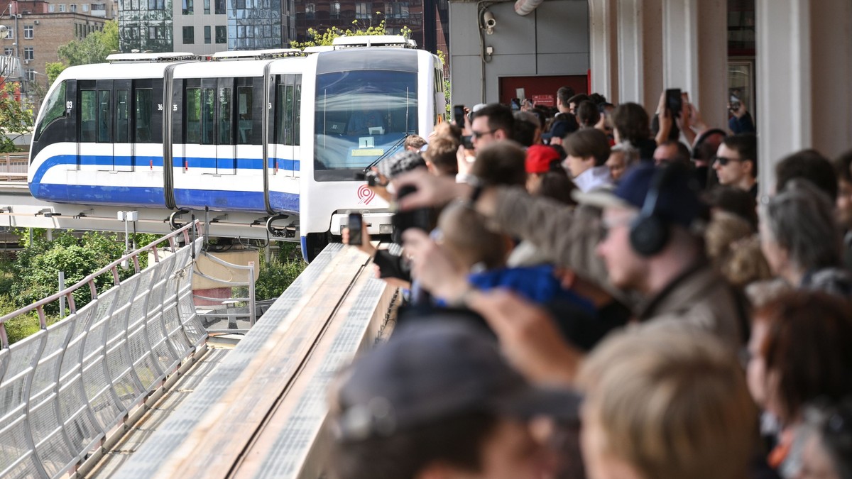 Pasagerii așteaptă pe peron la sosirea trenului Monorail Transport System la Moscova.