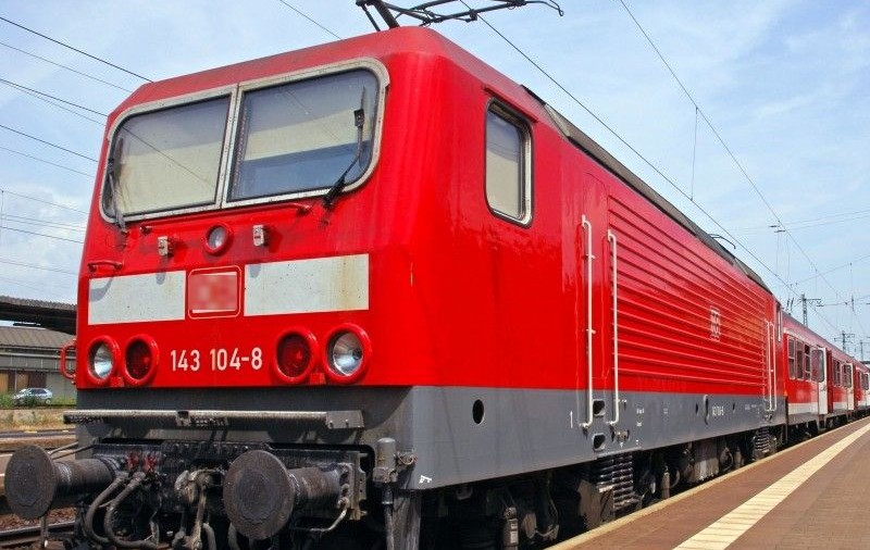 Sfârşit tragic! A alunecat sub roţile trenului şi a fost strivit