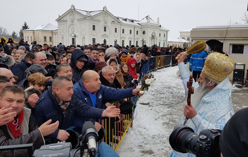 VIDEO&FOTO/ Peste 15.000 de litri de agheasmă au fost împărțiți la Iași. Nici anul acesta nu au lipsit îmbrâncelile și certurile