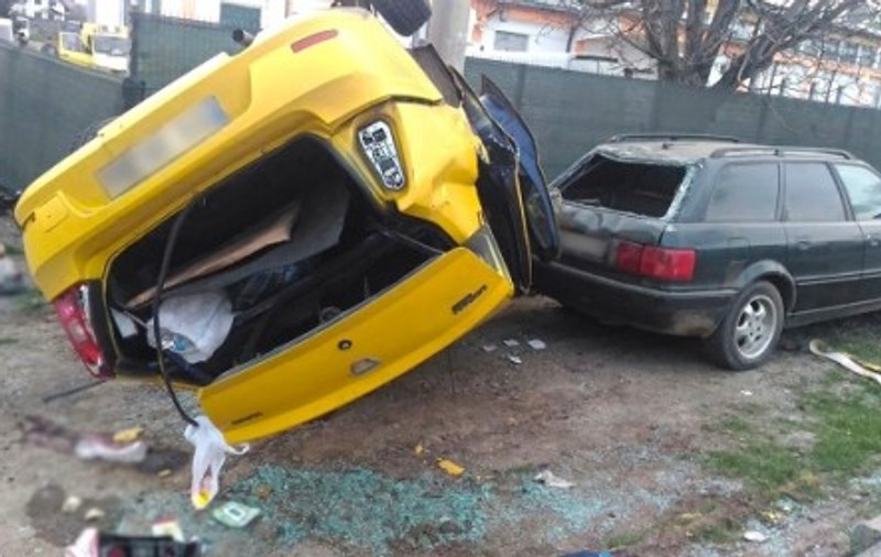 Carambol cu două autoturisme și un TIR la Șcheia, județul Suceava. O persoană a murit și 4 au fost rănite
