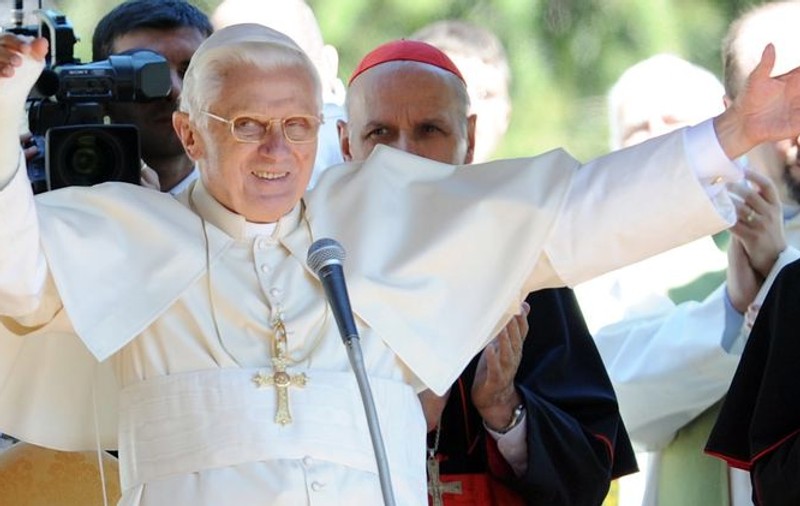 Papa le-a adus un omagiu bunicilor care îşi educă nepoţii