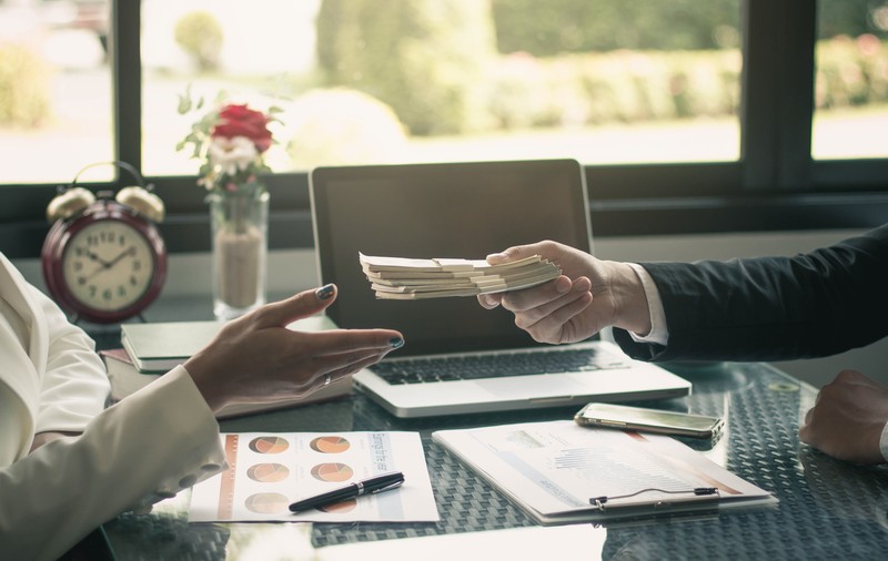 Știi câți bani câștigi de fapt? Iată cum să calculezi diferența dintre venitul „în mână” și venitul „în buzunar” (Publicitate)