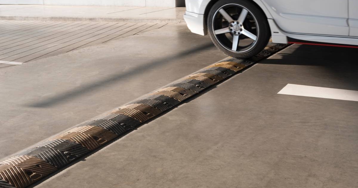 limitator viteza de viteza auto peste care trece o masina