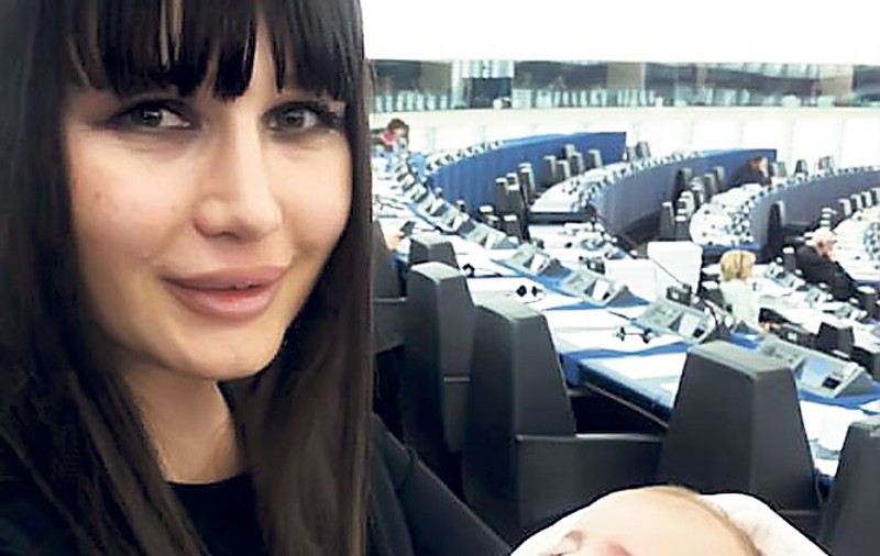 EBA şi-a dus fata în Parlament | FOTO