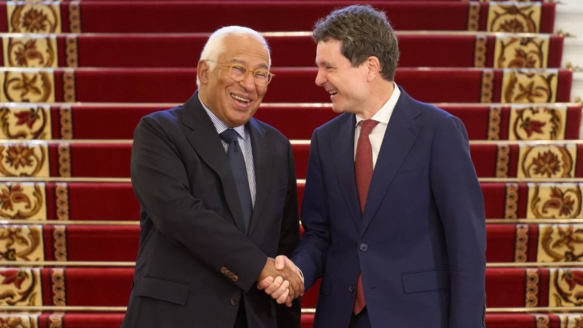 Antonio Costa (stânga), președintele Consiliului European, este întâmpinat de Nicușor Dan (dreapta), președintele României, la Palatul Cotroceni.