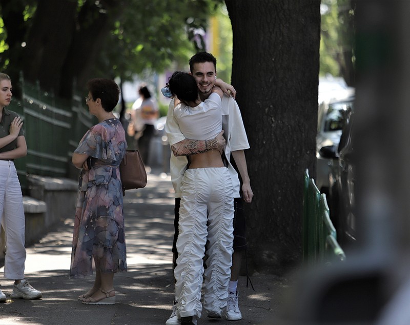 A fost pusă să dea Bacul desculță din cauza înscrisurilor de pe adidași. Elevii de la Colegiul „Șincai” cărora li s-au anulat lucrările povestesc prin ce au trecut