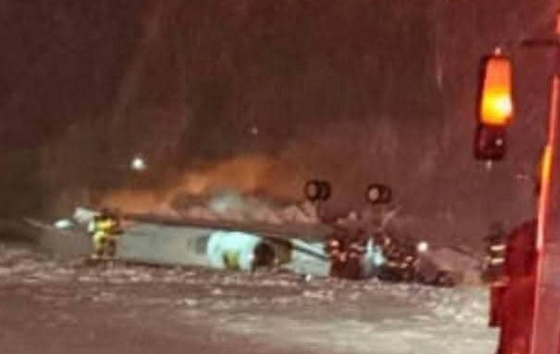 Un avion cu 8 oameni la bord s-a prăbușit pe un aeroport lovit de o furtună de zăpadă, pe pistă s-a văzut fum: „Avem o aeronavă cu susul în jos”