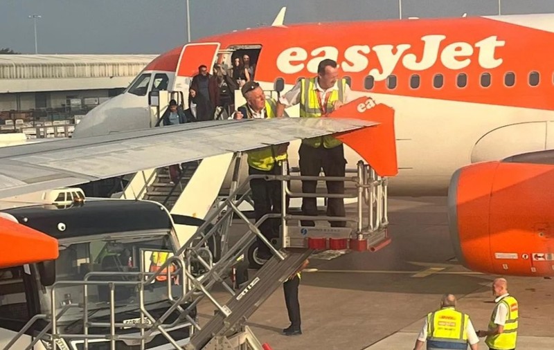 Două avioane și-au ciocnit aripile pe aeroportul din Manchester, iar zborurile au fost suspendate o vreme: „Ne-am năruit pe pistă”