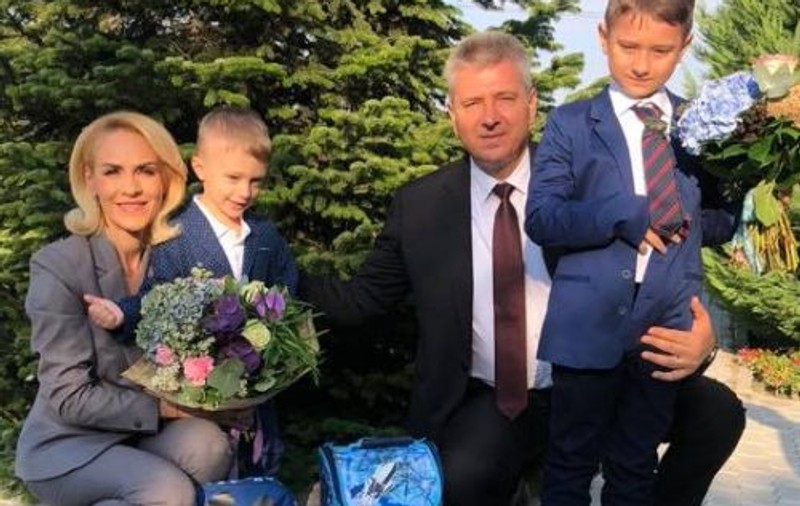 FOTO | Gabriela Firea şi soțul ei, alături de copii în prima zi de școală