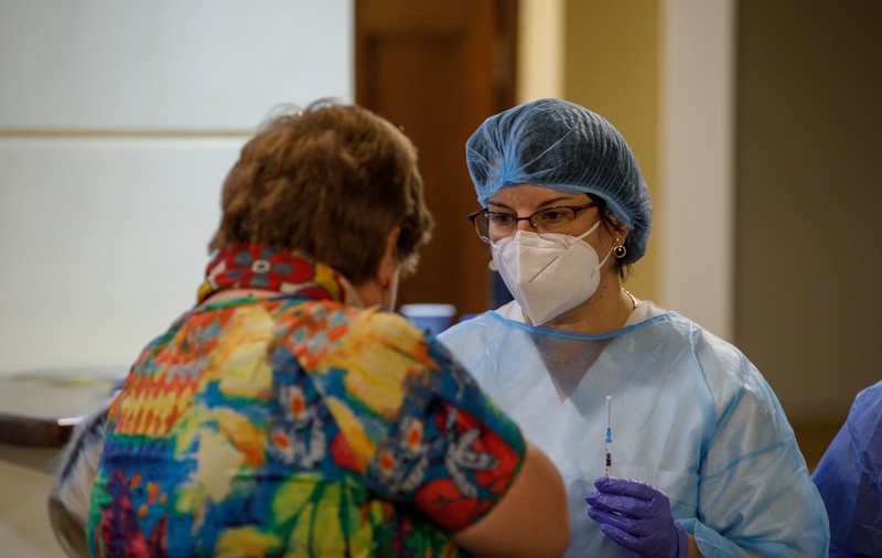 „Nu credem până nu murim”. Scepticismul românilor față de vaccinul anti-COVID, în atenția Reuters