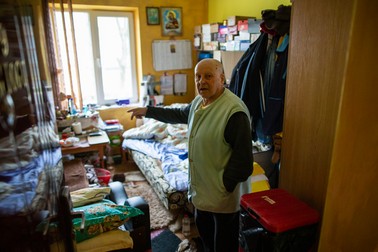 Un bătrân de 80 de ani arată camera în care locuiește de aproape 20 de ani cu soția. Se încălzesc la calorifere electrice