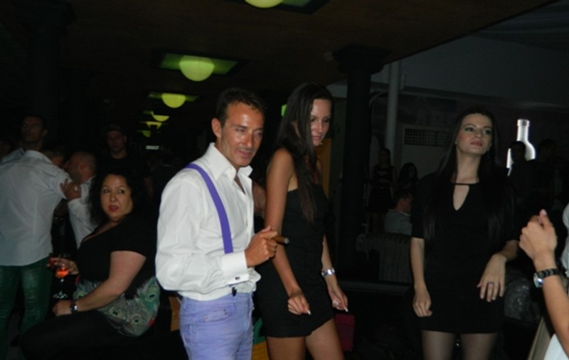 Mazăre, din nou înconjurat de femei, în club