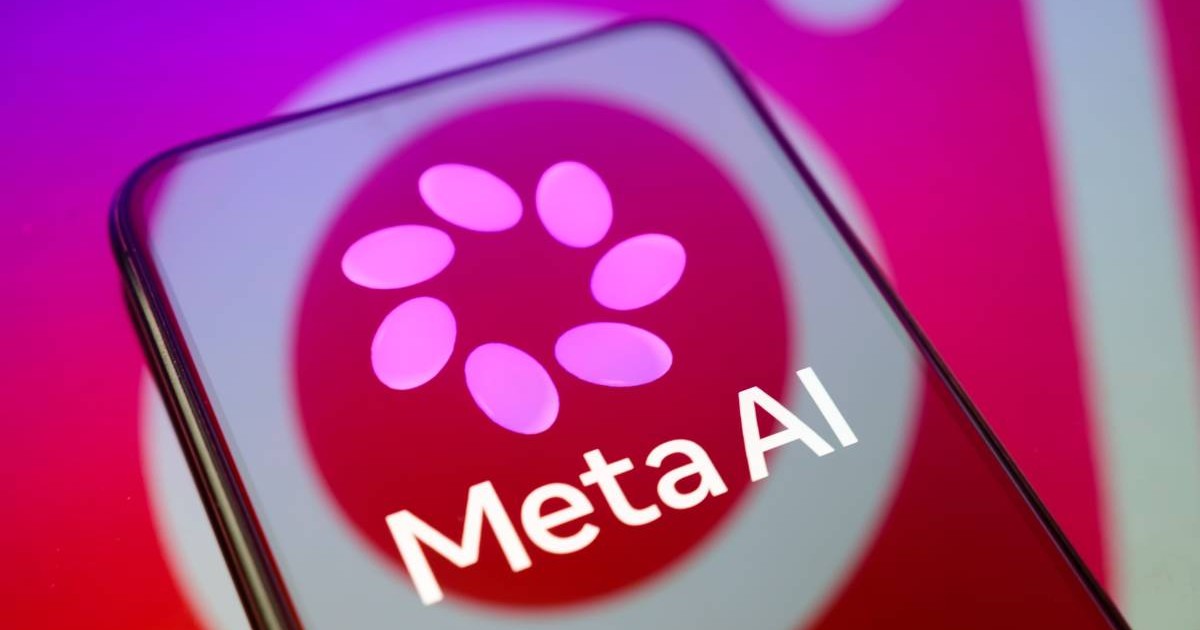 Logo-ul Meta AI, afișat pe un telefon, care e așezat pe un fundal reprezentat de logo-ul Instagram.