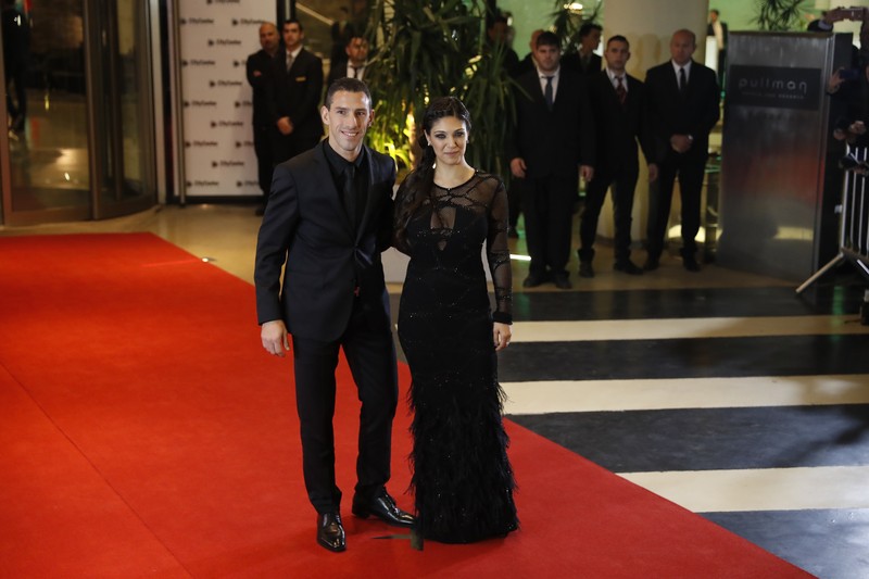 epa06058973 Argentinian soccer player Maxi Rodriguez (L) and his wife Gabriela Rodriguez (R) pose as they arrive for the wedding of Argentinian soccer player Lionel Messi and Antonella Roccuzzo, in Rosario, Santa Fe, Argentina, 30 June 2017. EPA/David Fernandez