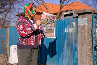 Mioara la poarta casei, după ce a primit prin poștă ziarul Libertatea, la care e abonată de ani de zile