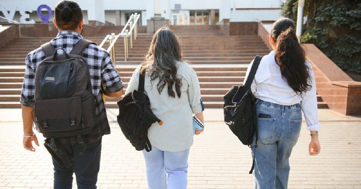 Rezultate BAC Dâmbovița 2025 - Doua fete si un baiat merg spre liceu pentru a afla rezultatele la BAC