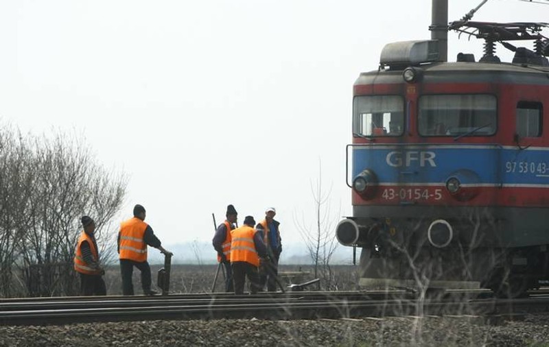Neatenția l-a costat viața! Un șofer a fost lovit în plin de un tren personal