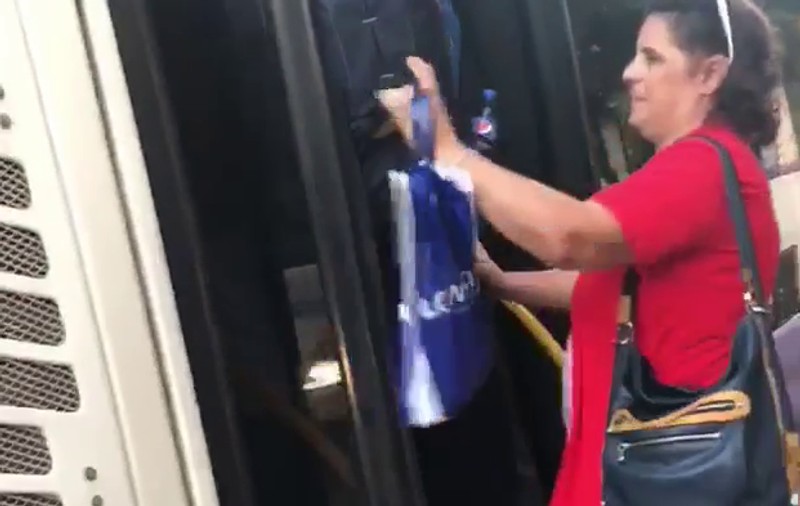VIDEO/Condiții inumane de transport în comun la Timișoara. Școlar împins de jos ca să încapă într-un autobuz "burdușit"