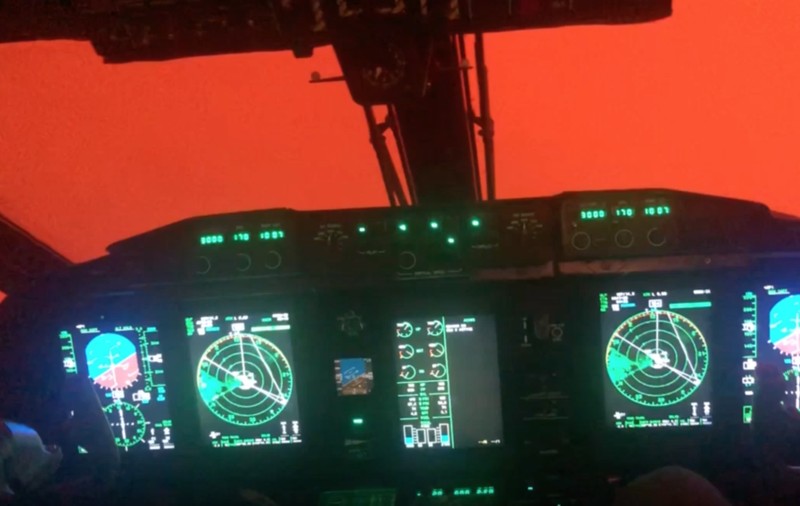 Imagini apocaliptice cu incendiile din Australia, surprinse din cabina unui avion