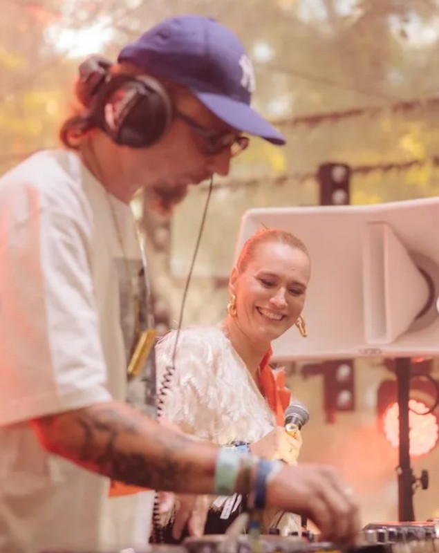 Cum s-a descurcat Andreea Esca în postura de DJ la UNTOLD 2022. Prezentatoarea a apărut alături de Aris Melkior, fiul ei