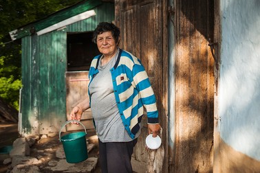 Doamna Erzsébet tocmai a muls vaca