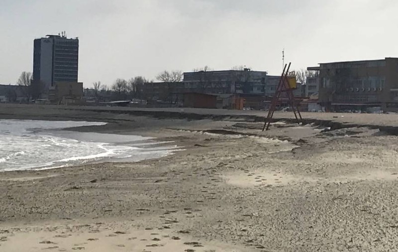 Plaja din Mamaia s-a surpat la doar un an de la terminarea lucrărilor. Marea a înaintat câțiva metri