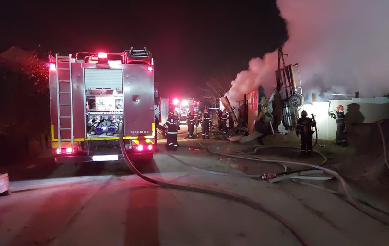 Incendiu puternic la un depozit improvizat de materiale de construcții din București