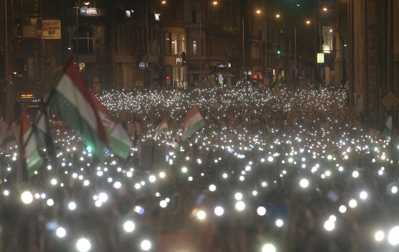 Zeci de mii de oameni au manifestat la Budapesta împotriva lui Viktor Orban