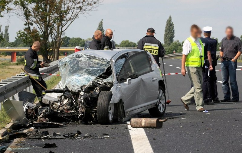 Toate maşinile noi din Europa vor suna singure la 112, în caz de accident