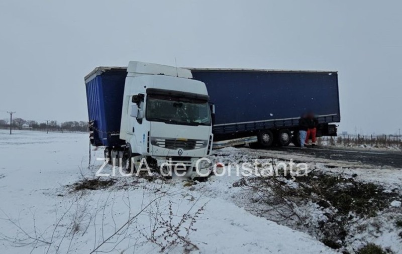 Intervenție de urgență în județul Constanța după ce un TIR a derapat și a ajuns perpendicular pe șosea | VIDEO