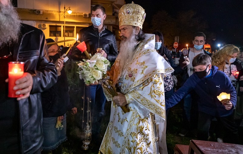 REPORTAJ. Cum a fost slujba de Înviere la malul mării. Lumina Paștelui a fost adusă cu șalupa