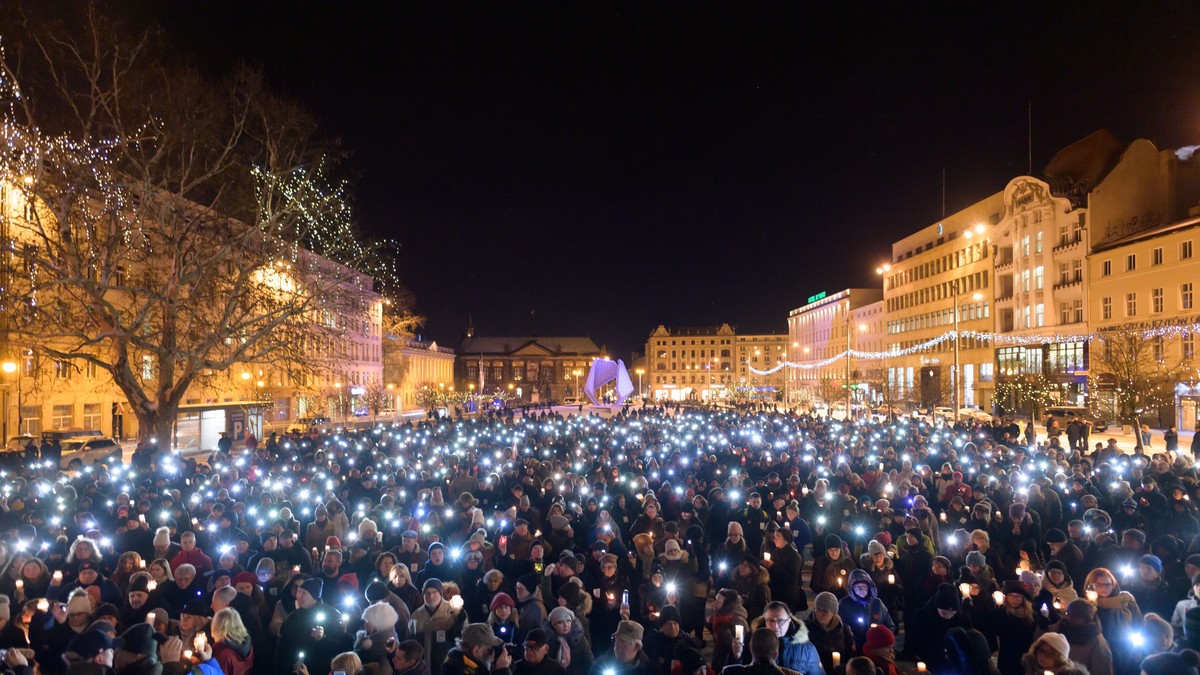 Polonezii au ieșit în stradă, la Gdansk. Mii de polonezi au ieșit în stradă, la Gdansk, după moartea primarului Pawel Adamowicz