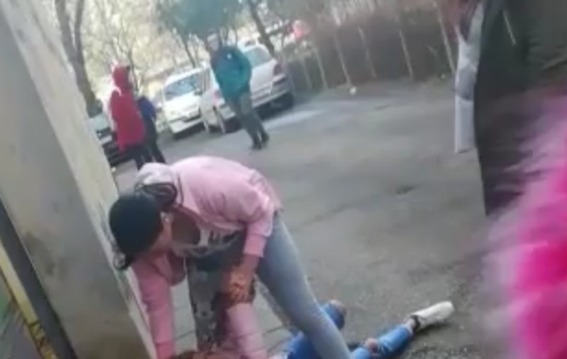 O elevă din Alexandria a fost bătută de o colegă. Violențele au fost filmate și nimeni nu a intervenit / VIDEO