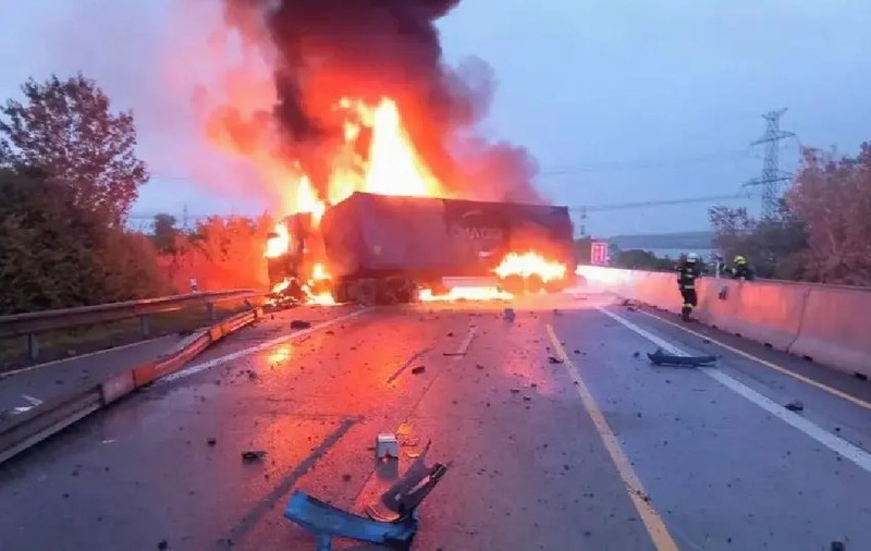 Un șofer român de TIR a murit carbonizat în cabină, după ce a lovit un camion unguresc apărut brusc în fața sa, pe toată lățimea autostrăzii, în Cehia