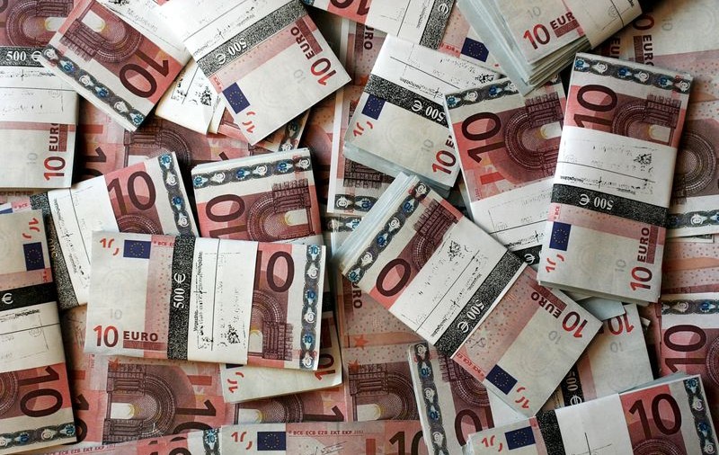 Euro ar putea să "sară" de 4 lei în 2009