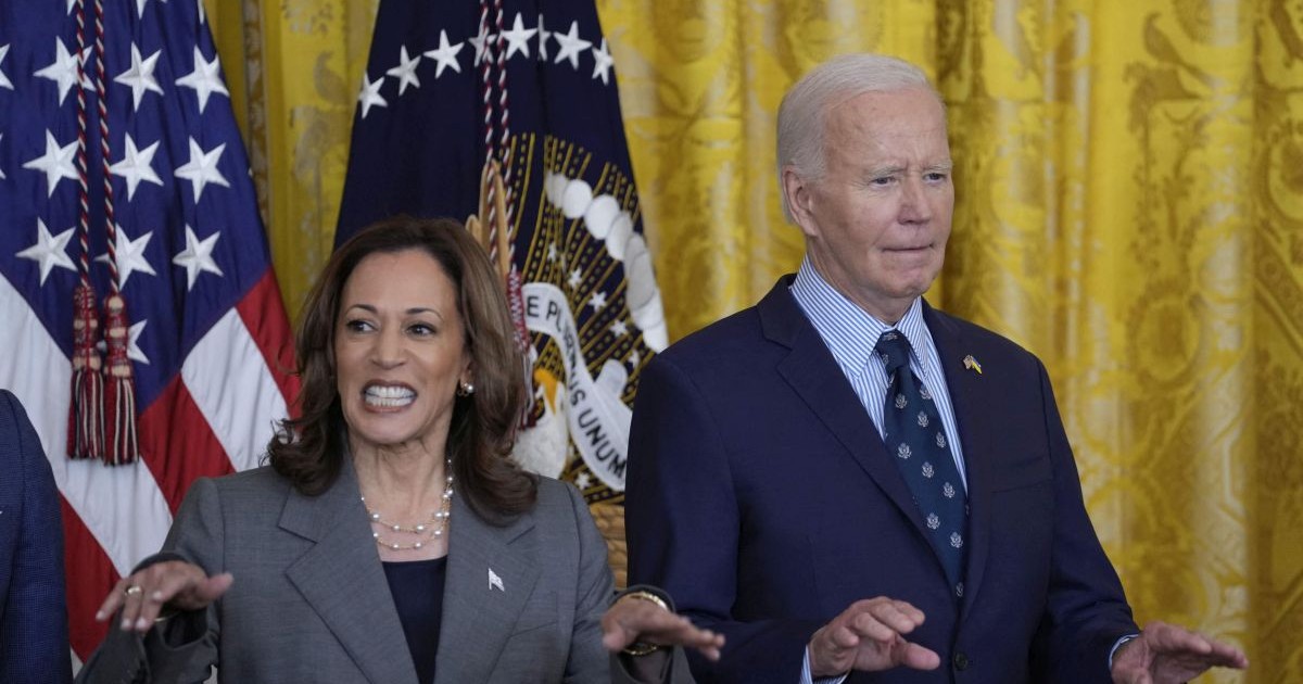 Joe Biden și Kamala Harris dau din mâini, în timp ce vorbesc la un eveniment care aborda violența armată în Sala de Est a Casei Albe din Washington, DC, SUA, 26 septembrie 2024