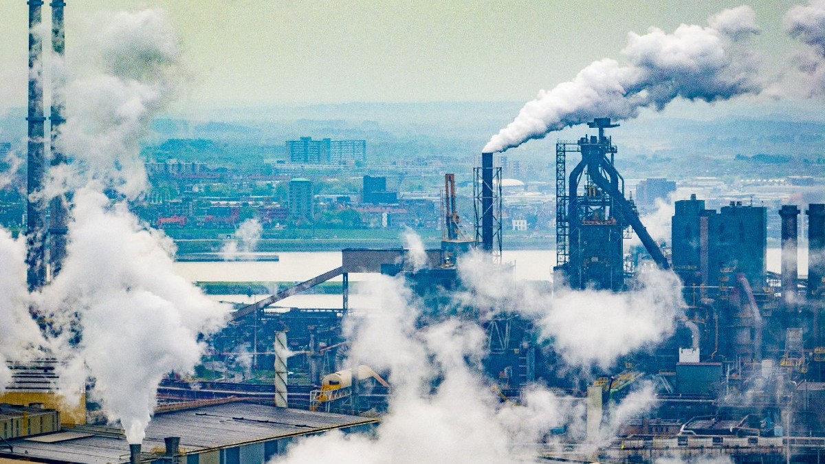 Furnalele combinatului siderurgic Tata Steel din Beverwijk, Țările de Jos, eliberând fum dens în atmosferă