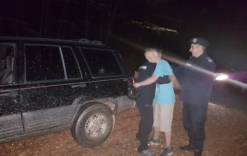 FOTO/ Un turist străin de 18 ani s-a rătăcit în Munții Semenic după ce a rămas fără benzină la ATV. I-a îmbrățișat pe jandarmii care l-au găsit