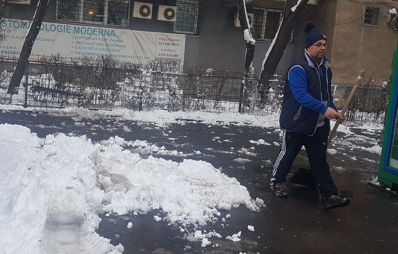 Un gospodar din Sectorul 2 a curăţat singur trotuarul