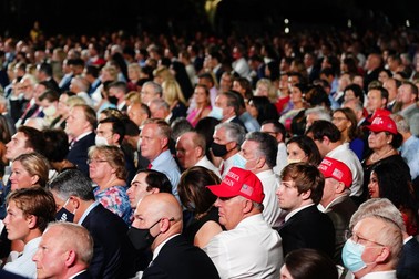 Oamenii s-au adunat cu ore bune înainte ca Donald Trump să înceapă discursul la Casa Albă. Foto: EPA