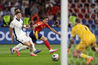 Spain's midfielder #21 Mikel Oyarzabal shoots to goal during the UEFA Euro 2024 final football match between Spain and England at the Olympiastadion in Berlin on July 14, 2024.,Image: 889713293, License: Rights-managed, Restrictions: , Model Release: no