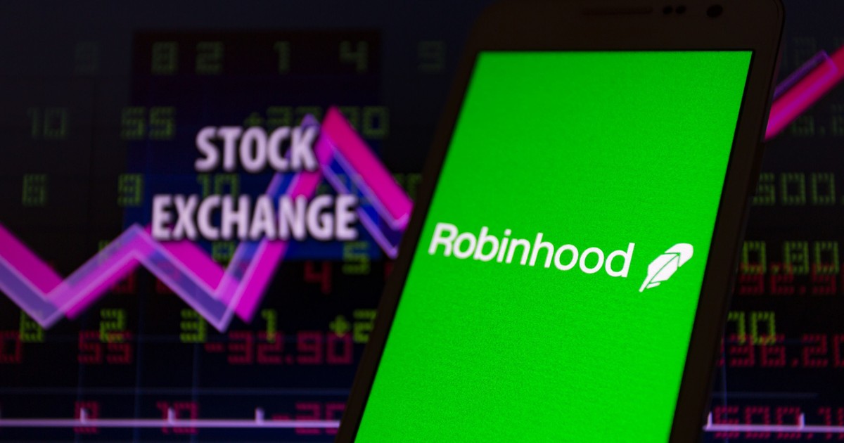 Robinhood, aplicația forumiștilor care s-au luat la trântă cu rechinii de pe Wall Street, vinde datele clienților către firmele de brokeraj. Compania, evaluată la 11,2 miliarde de dolari. Aplica'ia Robinhood pe un smartphone cu un grafic bursier în spate