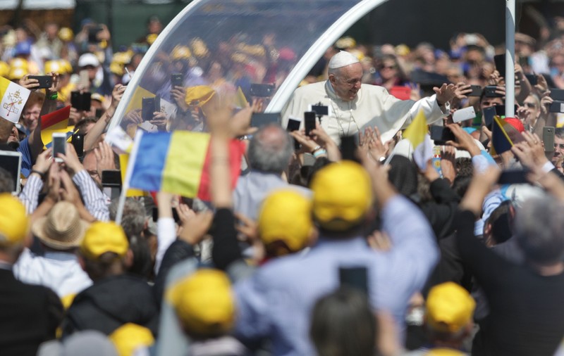 FOTO | Momentul în care Papa Francisc trece cu papamobilul printre pelerinii de la Blaj