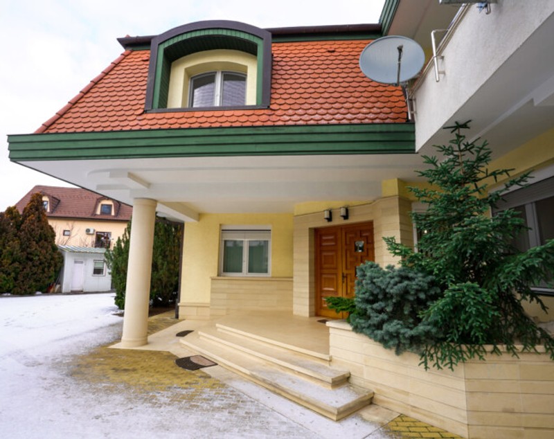 Cum arată o vilă de aproape două milioane de euro scoasă la vânzare la Cluj. Sala de fitness a atras atenția presei locale