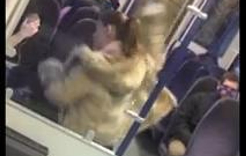Furioasă că a înşelat-o, o femeie şi-a bătut măr iubitul în metrou | VIDEO  