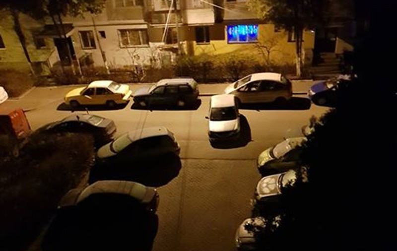 Cel mai ciudat mod de a parca mașina. Și-a bătut joc de o stradă întreagă