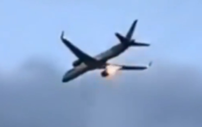 „Am trimis mesaje de rămas-bun”: un avion Boeing a aterizat de urgență în Italia după ce motorul a luat foc