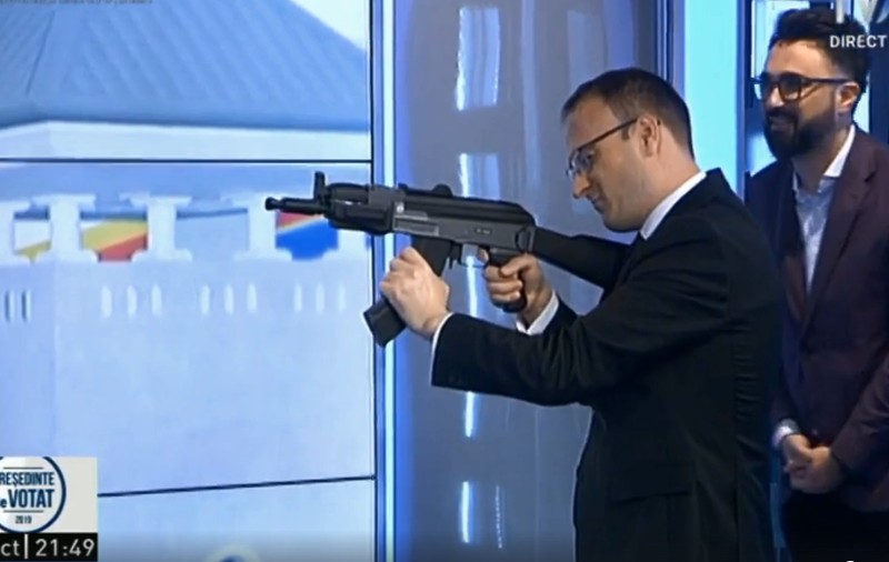 Alexandru Cumpănașu a venit cu o armă în studioul TVR. Cum a reacționat prezentatorul