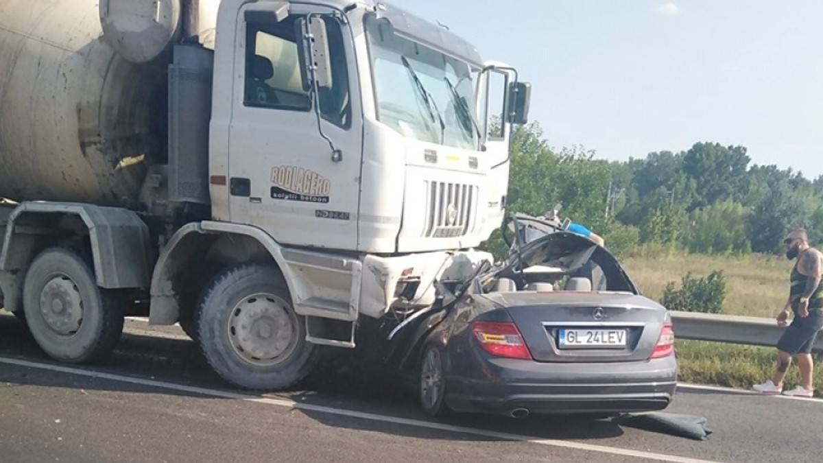 Doi oameni au murit, iar alți doi sunt în stare gravă după un teribil accident în Galați. Mercedesul lor a intrat sub o betonieră